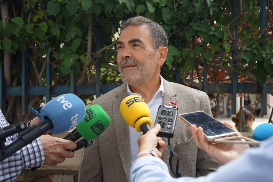 José López