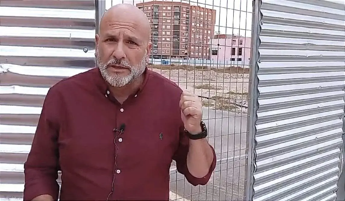 Gonzalo López Pretel en el solar del antiguo cuartel de la Guardia Civil