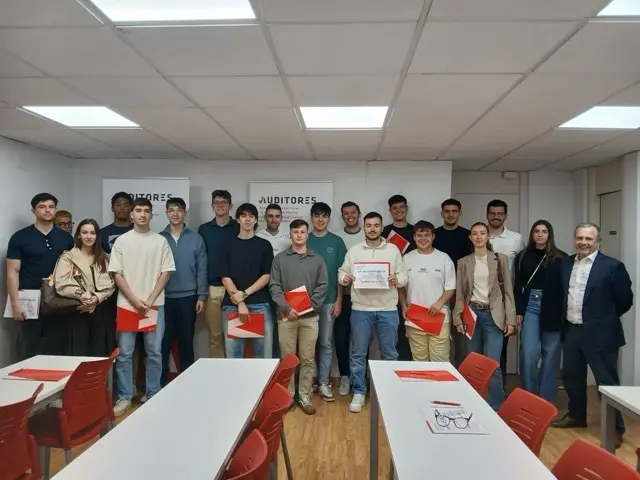 Los alumnos participantes, en la sede del ICJCE antes de empezar la jornada