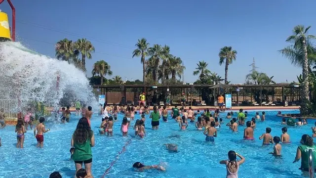 La zona acuática de Terra Natura Murcia es un espacio muy visitado durante el verano en tamaño mediano