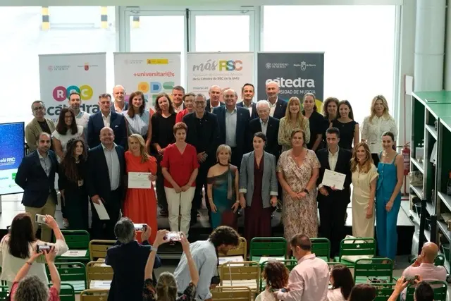 Fotografía de familia con los premiadoss y otros participantes en la Noche de la RSC
