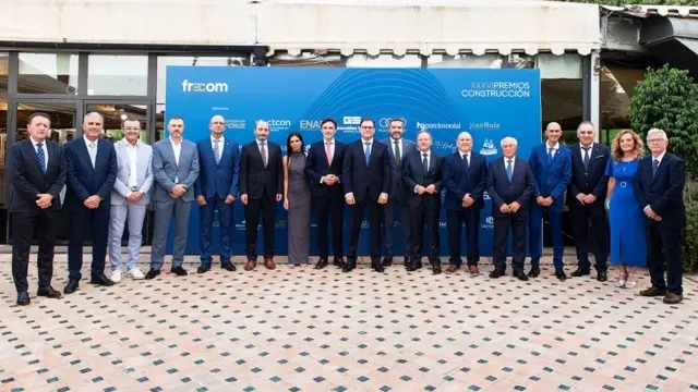 Foto familia ganadores Premios Frecom Construcción