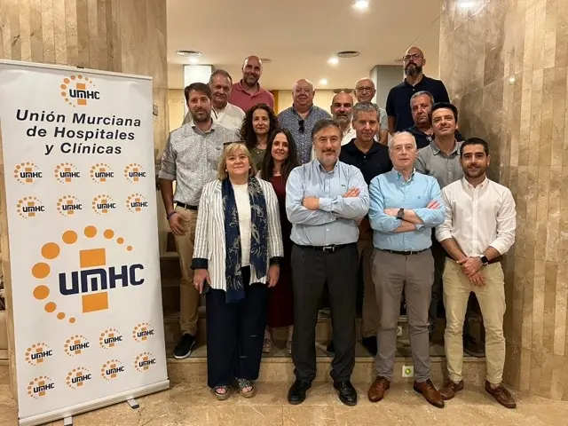 Luis Mesa del Castillo, centro, junto a alguno de los mimebros de la Junta Directiva de la UMHC y asociados