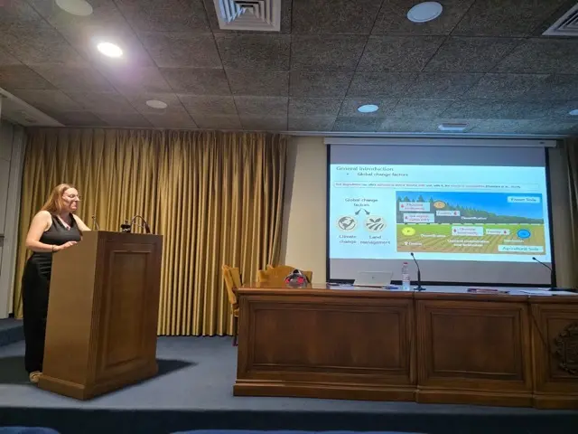 FOTO 1.MARÍA BELÉN BARQUERO DEFENDIENDO SU TESIS DOCTORAL_CEBAS