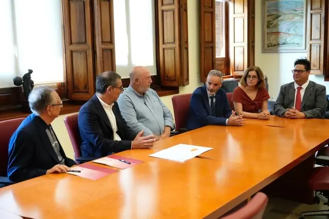 La renovación del convenio tuvo lugar en el despacho del rector, José Luján