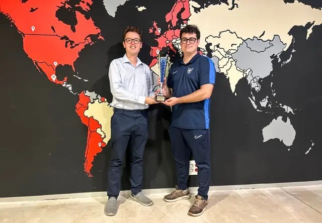 Ruben recogiendo el trofeo de campeones de Europa