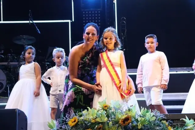Juana María Martínez, alcaldesa del municipio en la Gala de Imposición de Bandas a las majas