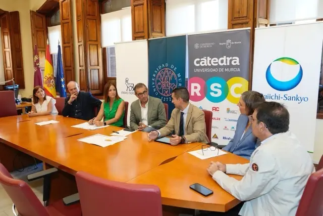 El rector, José Luján, ha recibido en su despacho a los responsables del SMS, de la Cátedra y las compañías Daiichi Sankyo y Novo Nordisk