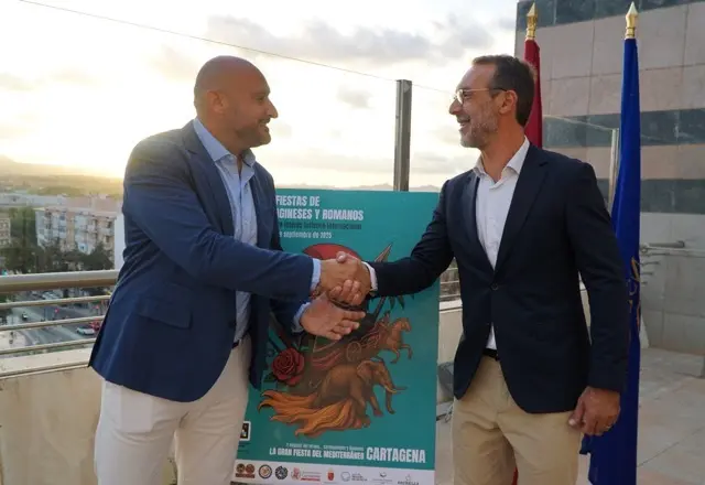 Luis Roque, subdirector Repsol Cartagena y Eduardo Conesa, pte Federación Tropas y Legiones