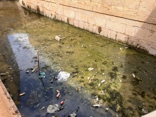 Vista de los residuos y basuras en el canal de los Molinos del Río de Murcia - Huermur en tamaño mediano