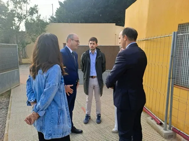 20251013. El consejero de Educación y Formación Profesional, Víctor Marín, visita el colegio San Cristóbal en Cartagena