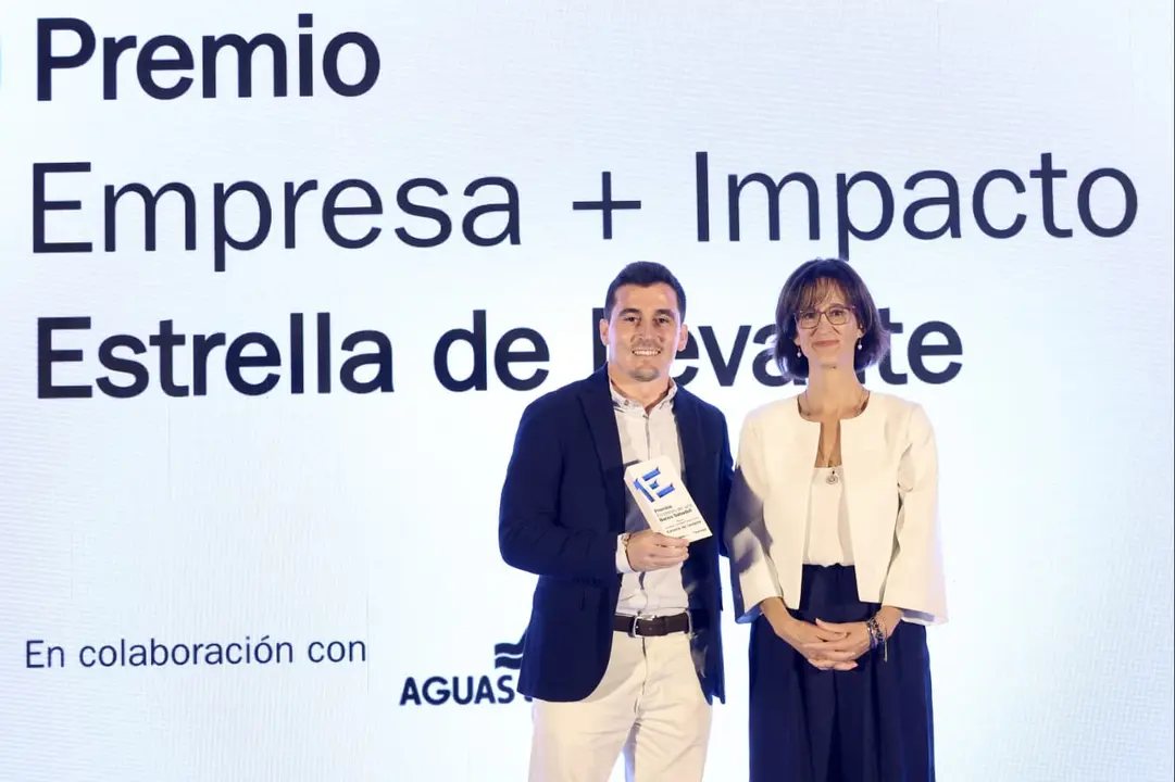 Jesús Hidalgo, jefe de fábrica, recoge premio