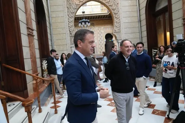 El consejero de Presidencia, Marcos Ortuño, junto al director de la Cátedra, Ismael Crespo, antes del inicio de la presentación del estudio,