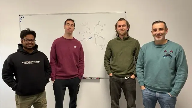 El investigación Fabio Juliá (1&ordm; dcha.) junto a su grupo de investigación de la UMU