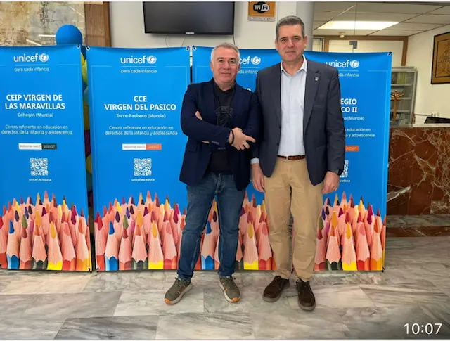 El SG de FSIE ( dca)  con el Dtr del CE Virgen de Pasico I y II reconocido por UNICEF