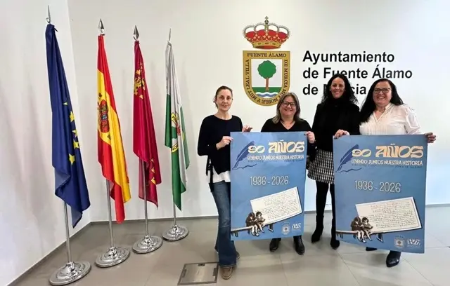 La alcaldesa Juana María Martínez y la edil de Cultura, María de los Ángeles Nortes, presentan la programación junto al equipo de la biblioteca.