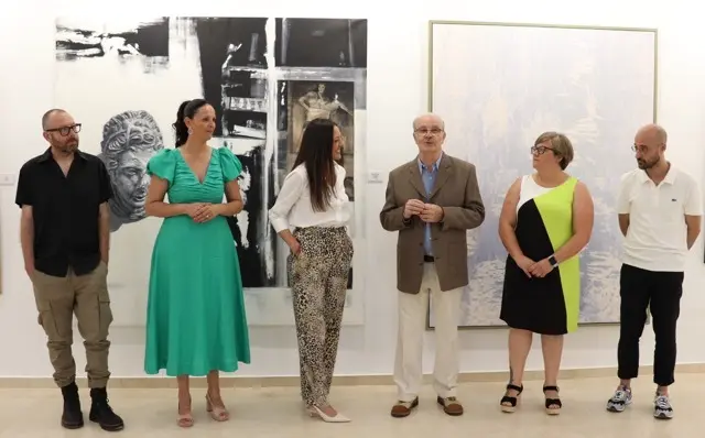 Autoridades municipales y regionales, director del concurso y artistas premiados en una pasada edición