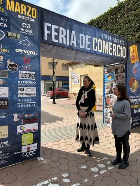 La concejal y la técnico de comercio supervisan el montaje