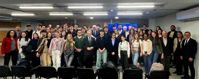 Asistentes a la conferencia de Cristóbal Colón de Carbajal