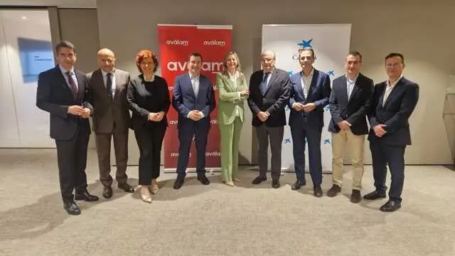 FOTO DE FAMILIA FIRMA DEL CONVENIO CAIXABANK Y AVÁLAM