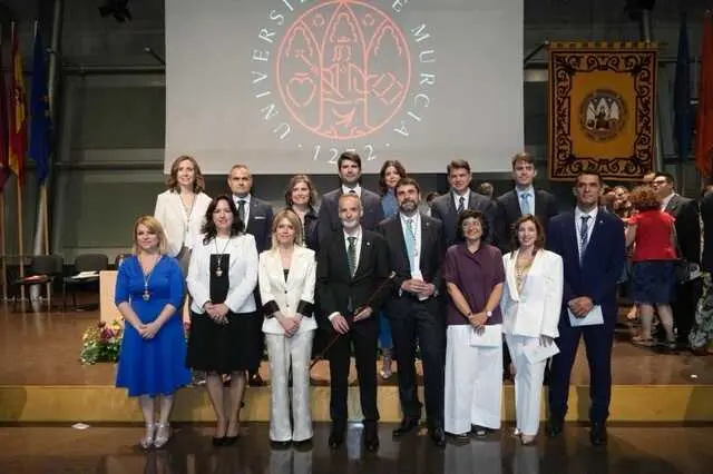 El rector Baixauli junto a su equipo de gobierno,