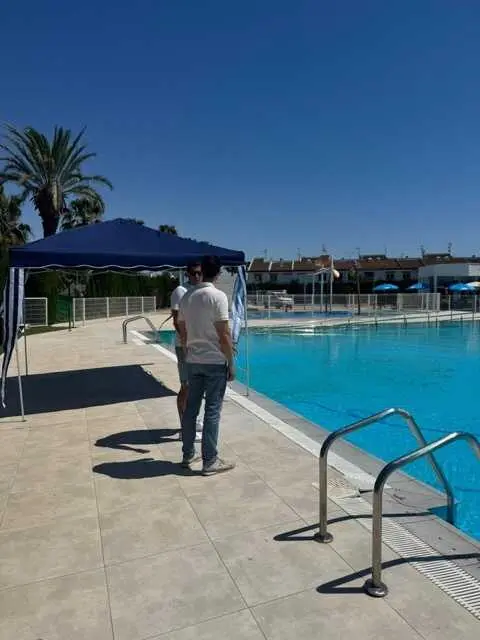 Piscina Ola Azul Los Alcázares en tamaño mediano