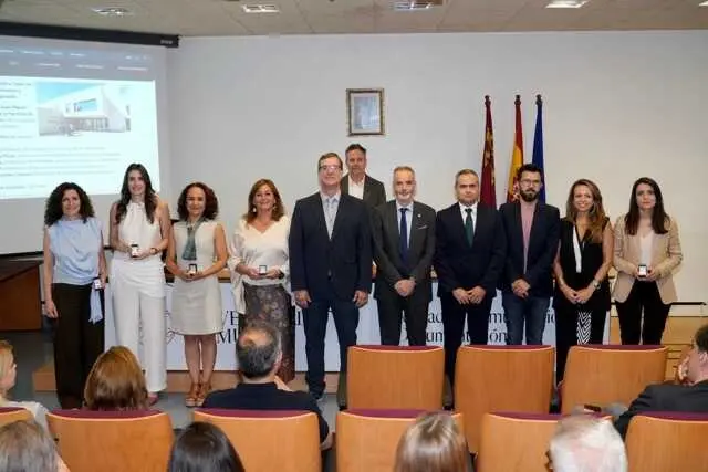 El nuevo equipo decanal posa junto al rector