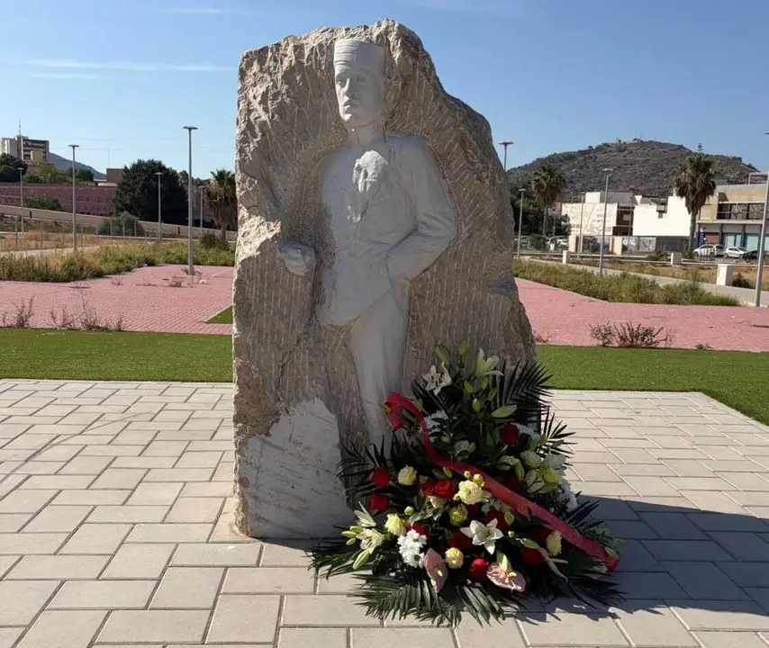 Corona de flores colocada hoy en el monumento al cabo Amate
