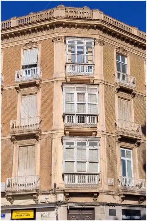 Edificio Esquina Calle Santa Florentina Puerta de Murcia, los miradores hacen chafl&aacute;n, y se aprecia perfectamente la disminuci&oacute;n de la anchura y tama&ntilde;o de los mismos.