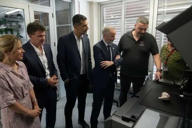El rector atiende a la explicación del funcionamiento de la nueva adquisición del ACTI en tamaño mediano