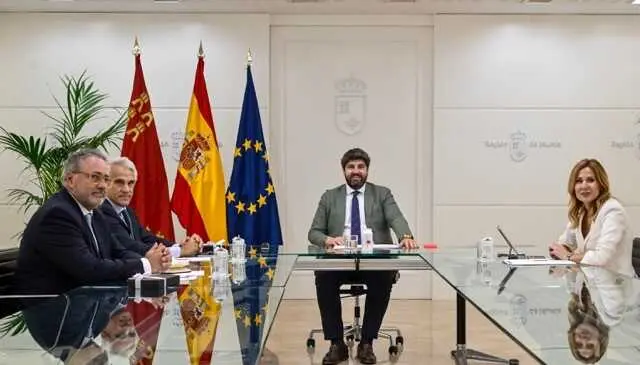 El jefe del Ejecutivo auton&oacute;mico, Fernando L&oacute;pez Miras, se re&uacute;ne con el presidente de Telef&oacute;nica Espa&ntilde;a, Borja Ochoa