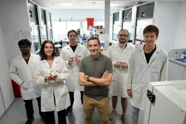 Flabio Juliá junto a su equipo de investigador