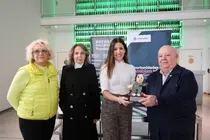 Equipo Cruz Roja entrega reconocomiento a la Fundación Estrella de Levante