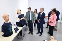 El rector, la decana de Medicina y el presidente observan cómo se realiza una maniobra para prevenir el ahogamiento a un maniquí
