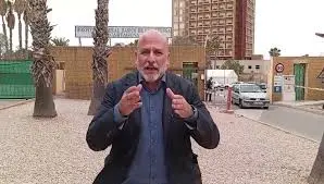 Gonzalo López Pretel en la puerta del CETI