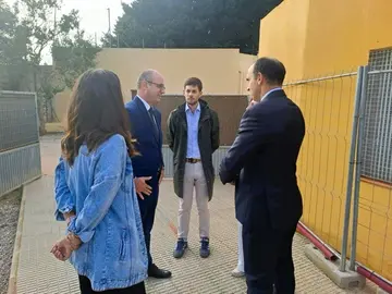 20251013. El consejero de Educación y Formación Profesional, Víctor Marín, visita el colegio San Cristóbal en Cartagena
