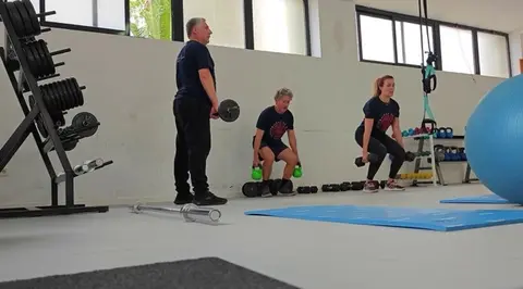 Un grupo de UMUSalud realiza ejercicios de fuerza en el gimnasio de la UMU