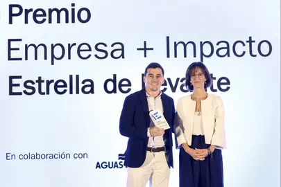 Jesús Hidalgo, jefe de fábrica, recoge premio