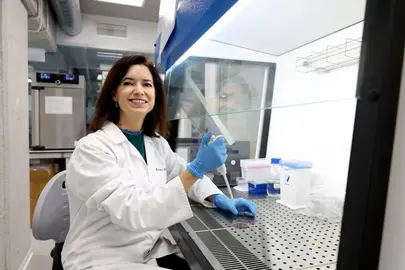 Isabel Martínez Alcalá en el laboratorio de microbiología de UCAM Hitech