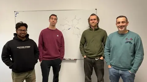 El investigación Fabio Juliá (1&ordm; dcha.) junto a su grupo de investigación de la UMU