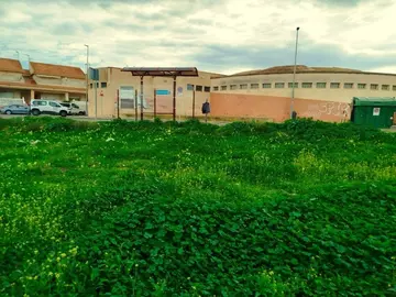 Solar con ratas frente a viviendas y Centro de Salud de Los Barreros