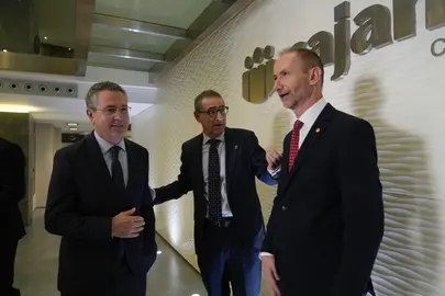 Los rectores de la UMU y la UPCT junto a El  presidente de Cajamar, Eduardo Baamonde