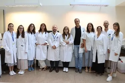 Investigadores de las UCAM y de las otras dos instituciones en los laboratorios del Hospital General Universitario Santa Lucía en tamaño mediano
