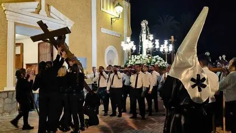 Uno de los momentos más emotivos de la procesión de Viernes Santo, el encuentro de Jesús crucificado con su madre.