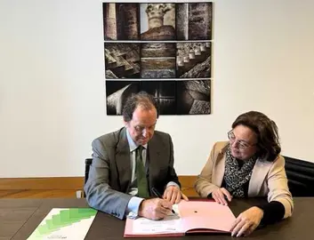 Jaime Alfonsín y Elena Ruiz durante la firma del convenio