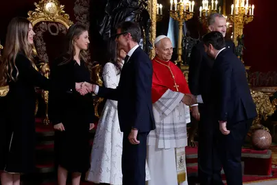 MADRID, 06/06/2026.- El presidente de la Regi&oacute;n de Murcia, Fernando L&oacute;pez Miras (d), saluda al papa Le&oacute;n XIV, y el presidente de La Rioja, Gonzalo Capell&aacute;n (i), saluda a la infanta Sof&iacute;a, durante el tradicional besamanos que ha tenido lugar en el Sal&oacute;n del Trono del Palacio Real, dentro de la ceremonia oficial de bienvenida al Sumo Pont&iacute;fice que inicia este s&aacute;bado en la capital un viaje de seis d&iacute;as a Espa&ntilde;a. EFE/J.J.Guillen POOL