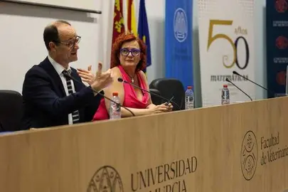 El decano, Francisco Esquembre, junto a Clara Grima