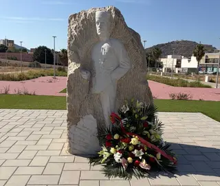 Corona de flores colocada hoy en el monumento al cabo Amate