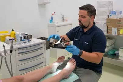 Aitor Pérez en el Servicio Podológico Universitario de la UCAM