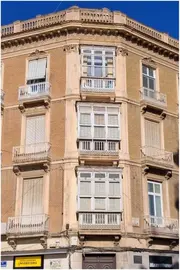 Edificio Esquina Calle Santa Florentina Puerta de Murcia, los miradores hacen chafl&aacute;n, y se aprecia perfectamente la disminuci&oacute;n de la anchura y tama&ntilde;o de los mismos.